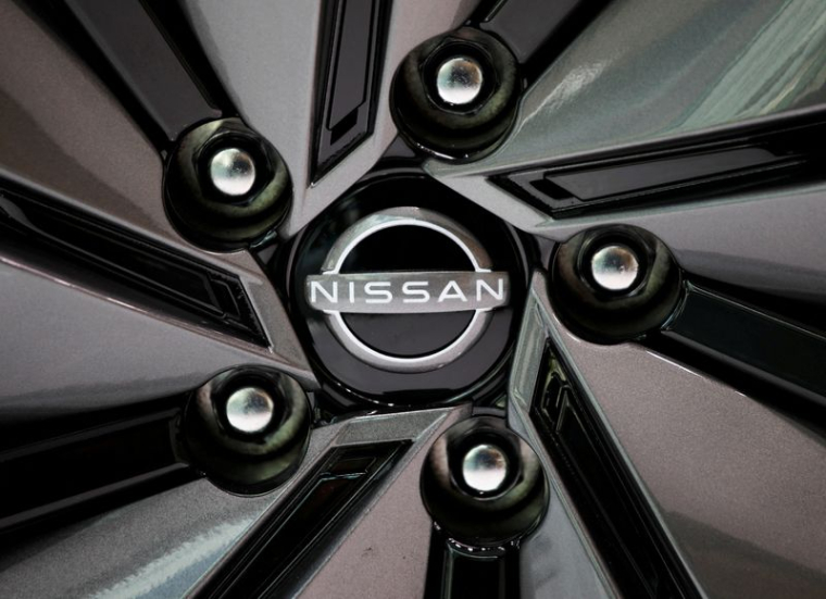 Le logo de Nissan Motor est visible sur une roue de voiture dans la salle d'exposition du constructeur automobile à Tokyo