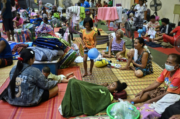Des déplacés dans un centre de refuge à Surin, en Thaïlande, à 50 km de la frontière avec le Cambodge, le 28 juillet 2025 ( AFP / Lillian SUWANRUMPHA )