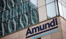 Un logo d'Amundi est visible à l'extérieur du siège de l'entreprise à Paris