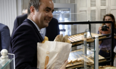 Le Premier ministre Sébastien Lecornu achète du pain le 1er mai dans une boulangerie de Saint-Julien-Chapteuil, en Haute-Loire, en plein débat sur l'ouverture de commerces de proximité en ce jour férié et chômé de Fête du travail ( AFP / Kenzo TRIBOUILLARD )