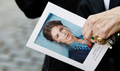 Un portrait de Nadia Farès tenu par une participante à ses obsèques, à Paris, le 24 avril 2026 ( AFP / SIMON WOHLFAHRT )