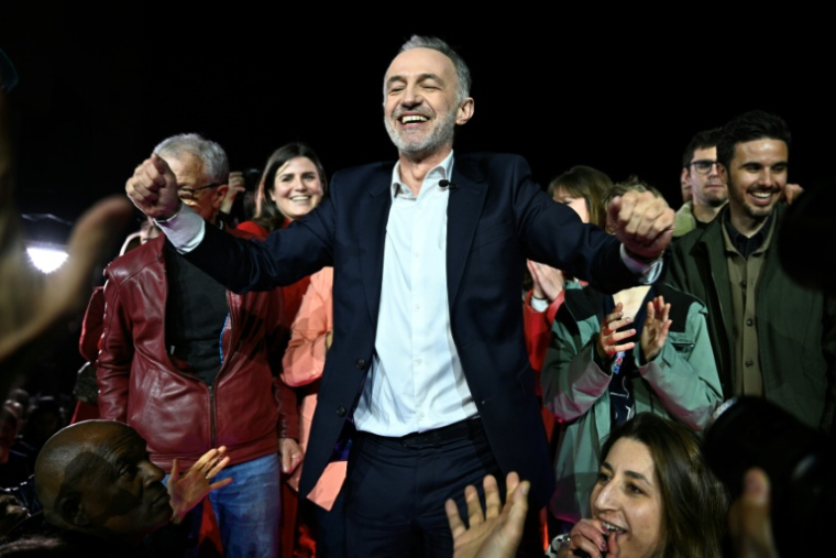 Emmanuel Grégoire, candidat de la gauche unie hors LFI à la mairie de Paris, lors d'un meeting de campagne avant le 2e tour des municipales, le 20 mars 2026 à Paris ( AFP / JULIEN DE ROSA )