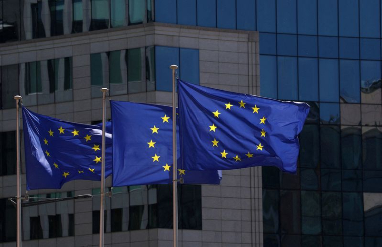 Des drapeaux de l'Union européenne flottent à Bruxelles