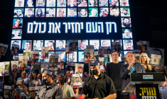 L’envoyé spécial américain Steve Witkoff (au centre) s’exprime tandis que l’homme d’affaires américain Jared Kushner et son épouse Ivanka Trump l’écoutent lors d’un rassemblement à Tel-Aviv, le 11 octobre 2025 ( AFP / Jack GUEZ )