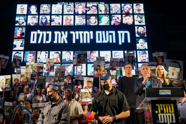 L’envoyé spécial américain Steve Witkoff (au centre) s’exprime tandis que l’homme d’affaires américain Jared Kushner et son épouse Ivanka Trump l’écoutent lors d’un rassemblement à Tel-Aviv, le 11 octobre 2025 ( AFP / Jack GUEZ )