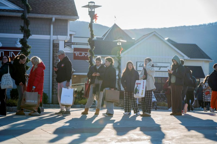 Les détaillants rivalisent pour attirer les clients lors du Black Friday à New York