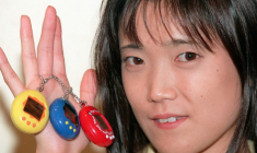 La créatrice pour le groupe japonais Bandai des Tamagotchis, Aki Maita, en présente des exemplaires le 25 août 1997 à Tokyo ( AFP / YOSHIKAZU TSUNO )