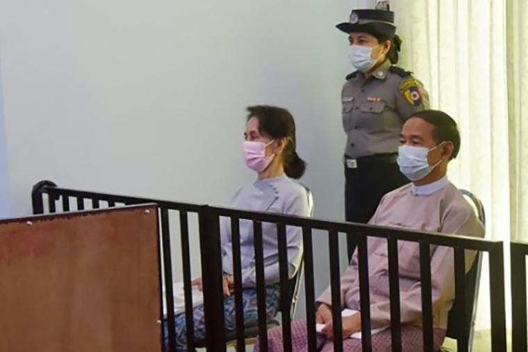 Une photo transmise par le ministère de l'Information, dernière apparition d'Aung San Suu Kyi (g) avec l'ancien président Win Myint (d) dans une salle d'audience de Naypyidaw en Birmanie, le 24 mai 2021 ( MYANMAR MINISTRY OF INFORMATION / Handout )