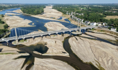 Un pont au-dessus du lit asséché de la Loire à Varades, en Loire-Atlantique, le 10 juillet 2026 ( AFP / Damien MEYER )