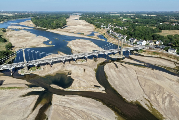 Vue aérienne d'un pont au-dessus du lit asséché de la Loire, à Loireauxence, dans l'ouest de la France, le 10 juillet 2026 ( AFP / Damien MEYER )