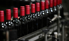 Affectée par les crises économiques mais aussi des changements générationnels, la consommation mondiale de vin a continué de décliner en 2025, de 2,7% sur un an, à un niveau inédit depuis 1957, a estimé mardi l'Organisation internationale de la vigne et du vin (OIV) ( AFP / Paul ELLIS )