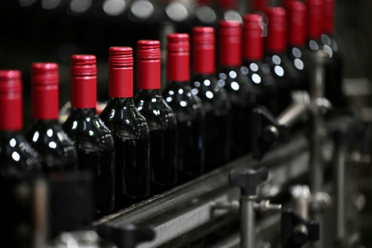 Affectée par les crises économiques mais aussi des changements générationnels, la consommation mondiale de vin a continué de décliner en 2025, de 2,7% sur un an, à un niveau inédit depuis 1957, a estimé mardi l'Organisation internationale de la vigne et du vin (OIV) ( AFP / Paul ELLIS )