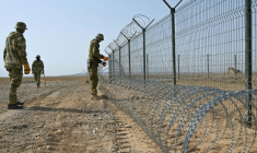 Des militaires posent des barbelés à la frontière avec le Tadjikistan, dans la région de Batken, le 20 mai 2025 au Kirghizstan ( AFP / Guliza Urustambek kyzy )