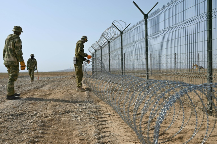 Des militaires posent des barbelés à la frontière avec le Tadjikistan, dans la région de Batken, le 20 mai 2025 au Kirghizstan ( AFP / Guliza Urustambek kyzy )