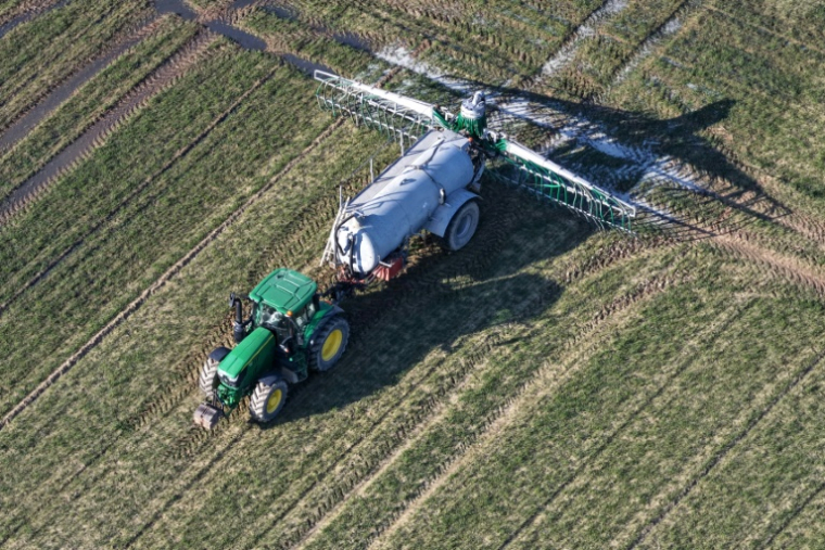 Vue aérienne d'un agriculteur épandant de l'engrais sur un champ à Hédé-Bazouges, le 3 mars 2026 en Ille-et-Vilaine ( AFP / Damien MEYER )