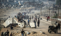 Des Palestiniens marchent le long de la route côtière dans le centre de la bande de Gaza en direction de la ville de Gaza, dans le nord, le 11 octobre 2025 ( AFP / Eyad BABA )