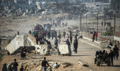 Des Palestiniens marchent le long de la route côtière dans le centre de la bande de Gaza en direction de la ville de Gaza, dans le nord, le 11 octobre 2025 ( AFP / Eyad BABA )