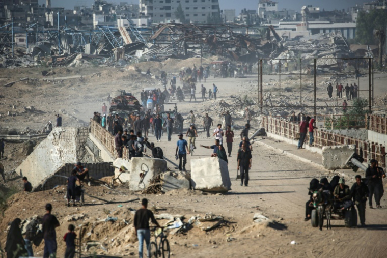 Des Palestiniens marchent le long de la route côtière dans le centre de la bande de Gaza en direction de la ville de Gaza, dans le nord, le 11 octobre 2025 ( AFP / Eyad BABA )
