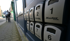 Des boîtes à clés installées à l'extérieur d'une boutique de conciergerie à Saint-Malo, le 3 février 2026 en Ille-et-Vilainer. ( AFP / Damien MEYER )