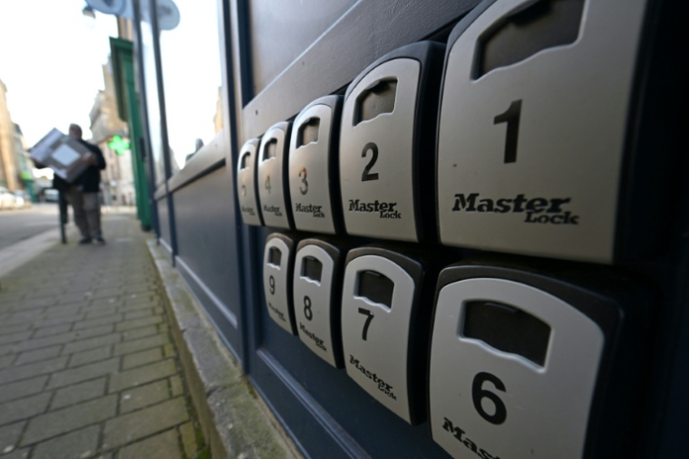 Des boîtes à clés installées à l'extérieur d'une boutique de conciergerie à Saint-Malo, le 3 février 2026 en Ille-et-Vilainer. ( AFP / Damien MEYER )