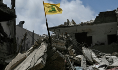 Le drapeau jaune du Hezbollah dans les décombres d'un bâtiment détruit par une frappe aérienne israélienne à Tyr, dans le sud du Liban, le 23 juin 2026 ( AFP / Joseph EID )