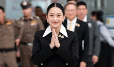 La Première ministre thaïlandaise suspendue de ses fonctions, Paetongtarn Shinawatra, arrive à la la Cour constitutionnelle de Bangkok pour témoigner à son procès en destitution, le 21 août 2025 ( AFP / Chanakarn Laosarakham )