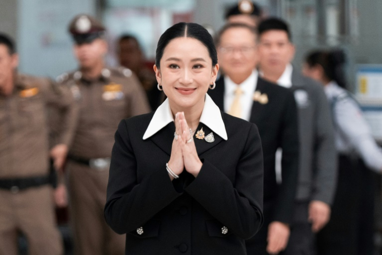 La Première ministre thaïlandaise suspendue de ses fonctions, Paetongtarn Shinawatra, arrive à la la Cour constitutionnelle de Bangkok pour témoigner à son procès en destitution, le 21 août 2025 ( AFP / Chanakarn Laosarakham )