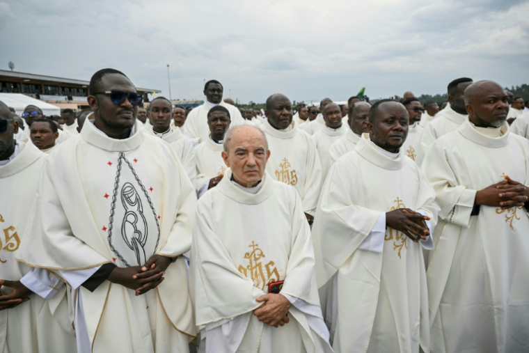 Des prêtres écoutent le pape Léon XIV célébrer la sainte messe à l'aéroport de Bamenda, au Cameroun, 16 avril 2026 ( AFP / Alberto PIZZOLI )