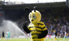La mascotte de Watford se paye les supporters de Southampton