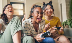 Entre 13 et 15 ans, quel que soit leur milieu social, il existe de fortes différences entre les filles et les garçons en matière de fréquence, de supports et de types de jeux. (crédit : Adobe Stock)