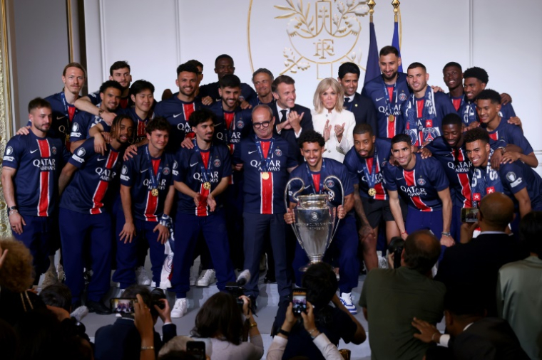 Les joueurs du PSG autour du président Emmanuel Macron et de son épouse Brigitte lors de la réception à l'Elysée dimanche. ( POOL / Thomas Padilla )