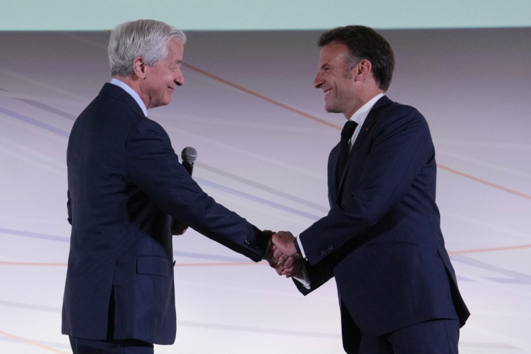 Emmanuel Macron et Jamie Dimon, PDG de JPMorgan Chase, à Paris, le 15 mai 2025 ( POOL / MICHEL EULER )