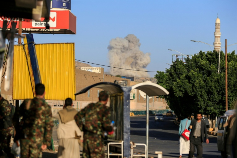 De la fumée s'élève après une attaque aérienne sur la capitale yéménite Sanaa, contrôlée par les Houthis pro-iraniens le 9 octobre 2026 ( AFP / - )