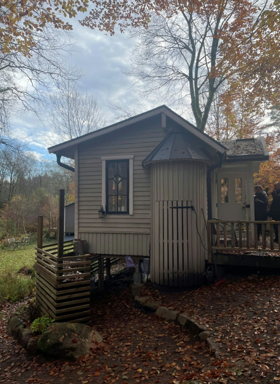 La cabane du projet "Silent Cabin", à Hoor, en Suède, le 31 octobre 2025 ( AFP / Camille BAS-WOHLERT )