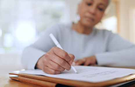 La rédaction de la clause bénéficiaire de votre assurance-vie ne doit pas être négligée ! / iStock.com - Jacob Wackerhausen