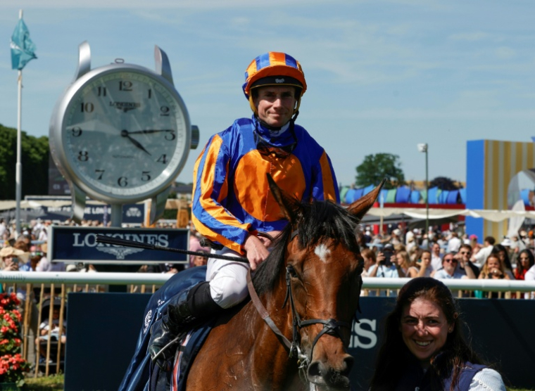 Le jockey anglais Ryan-Lee Moore et la pouliche Diamond Necklace, victorieux du 177e Prix de Diane à Chantilly, le 14 juin 2026 dans l'Oise ( AFP / GEOFFROY VAN DER HASSELT )