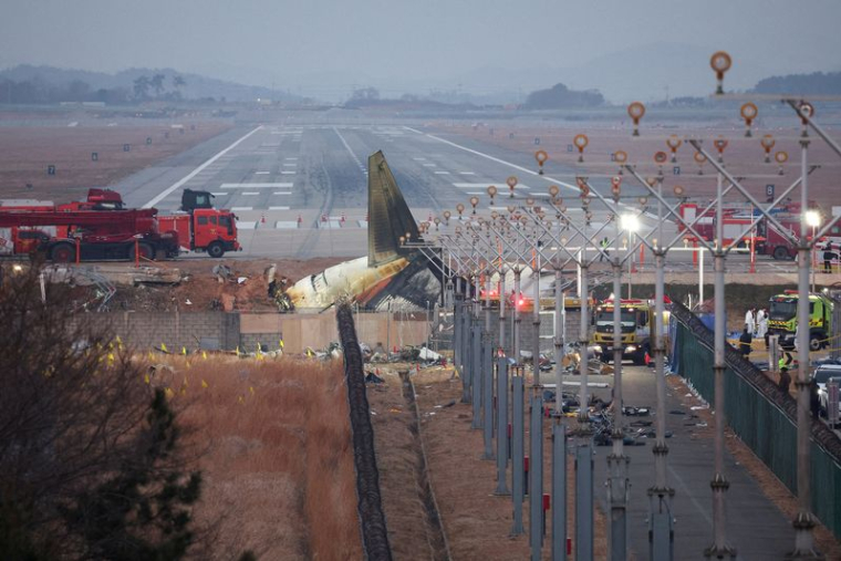 L'épave de l'avion de Jeju Air qui est sorti de piste et s'est écrasé repose à l'aéroport international de Muan, à Muan, en Corée du Sud
