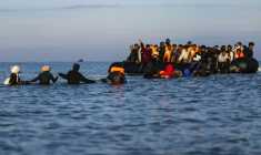 Des migrants tentent d'embarquer sur un bateau de passeurs afin de traverser la Manche au large de Gravelines, le 27 septembre 2025 dans le nord de la France ( AFP / Sameer Al-DOUMY )