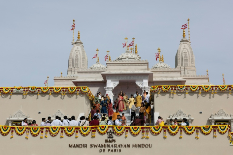 Des fidèles hindous entrent au temple hindou BAPS (Bochasanwasi Akshar Purushottam Swaminarayan Sanstha) nouvellement consacré à Bussy-Saint-Georges, le 6 septembre 2026 en Seine-et-Marne ( AFP / Kenzo TRIBOUILLARD )