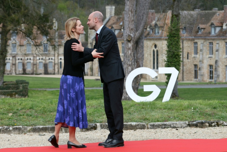 La cheffe de la diplomatie européenne Kaja Kallas accueillie par le ministre français des Affaires étrangères Jean-Noël Barrot, avant une réunion du Groupe G7 à l'abbaye de Vaux-de-Cernay, à Cernay-la-Ville, près de Paris, le 26 mars 2026 ( AFP / Alain JOCARD )