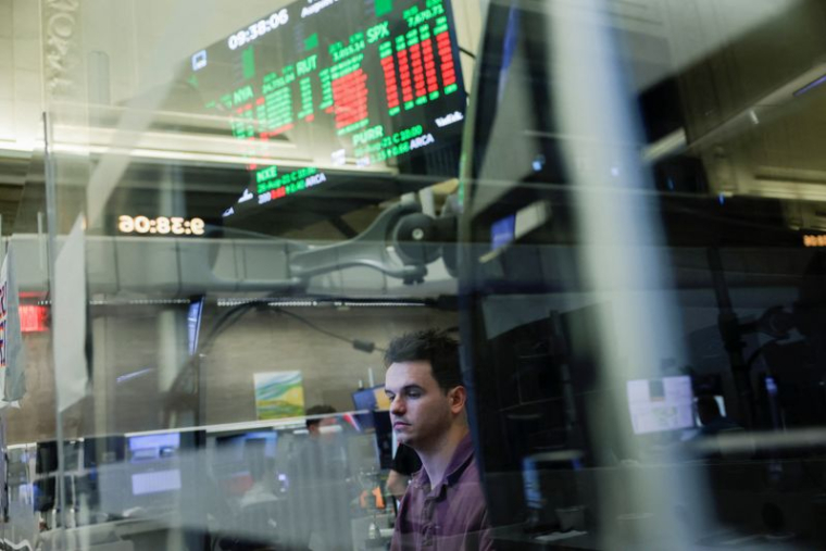 Un trader travaille sur le parquet de la Bourse de New York