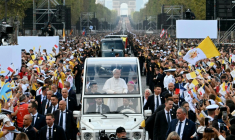 Le pape Léon XIV descend l'avenue des Champs-Elysées sous les acclamations à Paris le 26 septembre 2026 ( AFP / Alberto PIZZOLI )