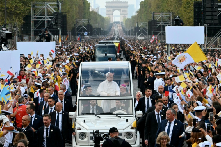 Le pape Léon XIV descend l'avenue des Champs-Elysées sous les acclamations à Paris le 26 septembre 2026 ( AFP / Alberto PIZZOLI )