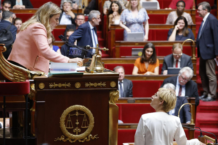 Yaël Braun-Pivet et Clémentine Autain, à la tribune de l'Assemblée nationale, jeudi 8 juin ( AFP / LUDOVIC MARIN )