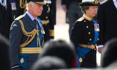 Le roi Charles III de Grande-Bretagne et la princesse Anne marchent derrière le cercueil de la reine Elizabeth II lors d'une procession du palais de Buckingham au palais de Westminster, à Londres