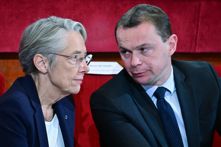 Elisabeth Borne et Olivier Dussopt, à Paris, le 16 octobre 2023 ( POOL / Miguel MEDINA )