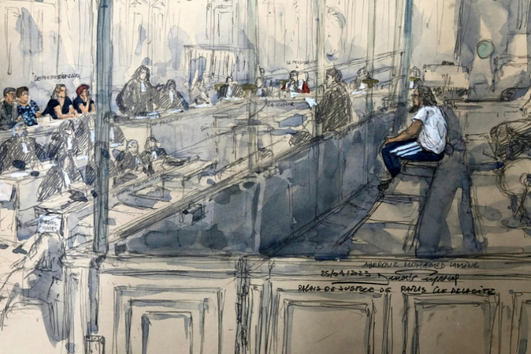 Mohamed Lamine Aberouz (à droite) assistant à la première journée du procès de l'attentat de Magnanville au palais de justice de Paris, le 25 septembre 2023 ( AFP / Benoit PEYRUCQ )