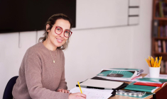 Louise met de côté 200 euros par mois pour préparer sa retraite et veut adopter une gestion offensive de son épargne, malgré des connaissances limitées en finance.