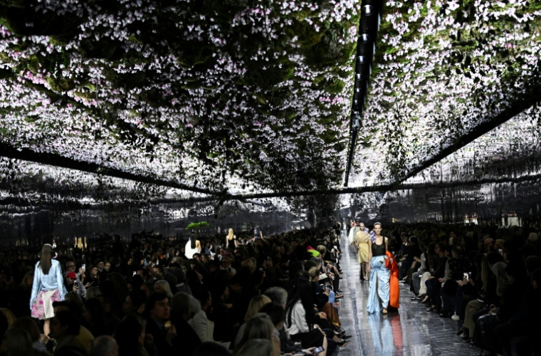 Des mannequins présentent les créations Christian Dior lors du défilé de la collection Haute Couture Printemps/Été 2026, dans le cadre de la Semaine de la Haute Couture à Paris, le 26 janvier 2026 ( AFP / JULIEN DE ROSA )