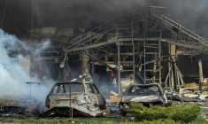 Un secouriste sur le site d'une attaque aérienne russe à Zaporijjia, le 5 mai 2026 en Ukraine ( AFP / Darya NAZAROVA )